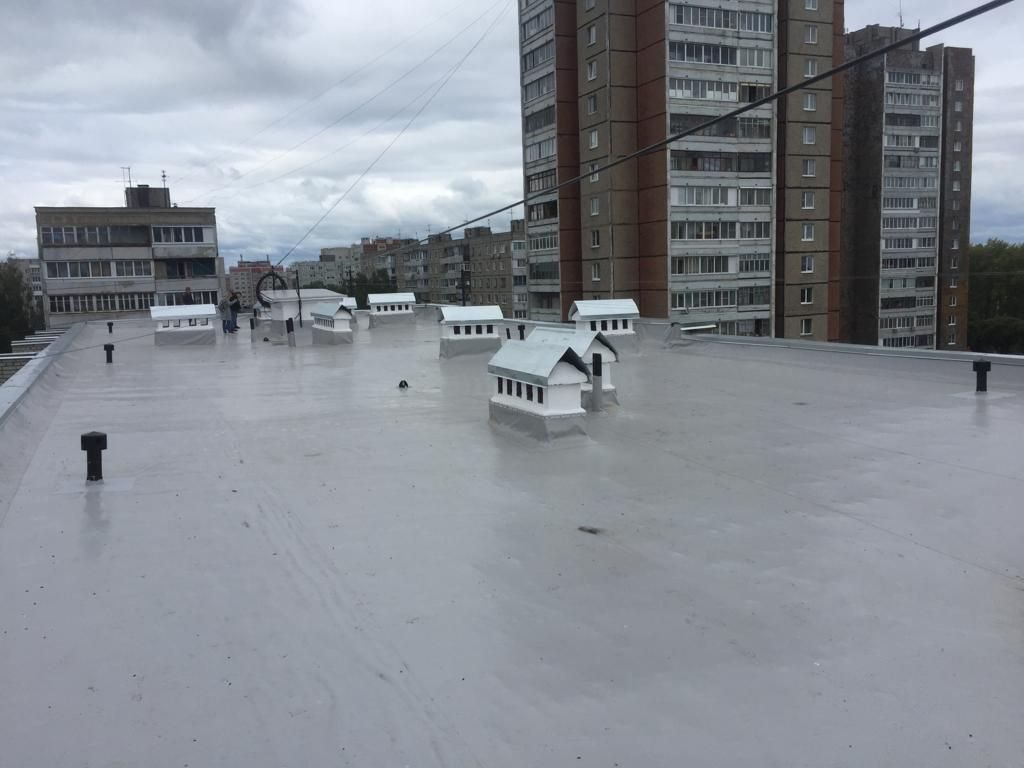 В августе 2019 года на Суздальском проспекте, 21а закончен капитальный ремонт крыши и балконных козырьков